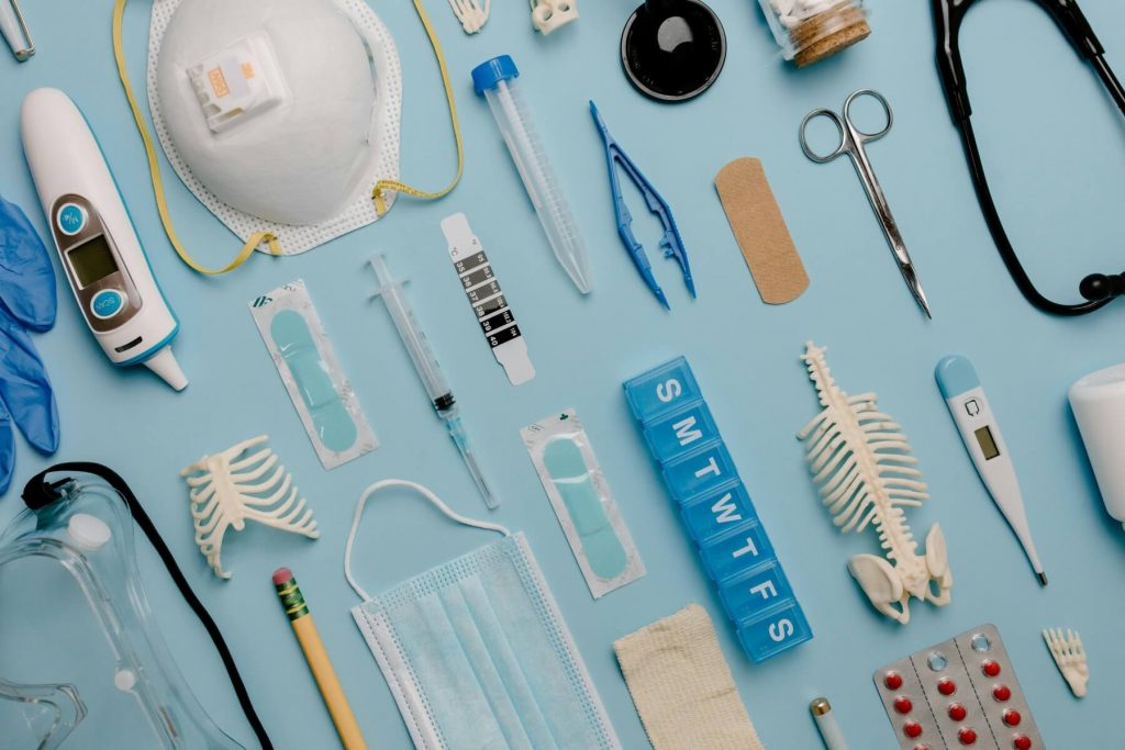 How do you conduct human factors validation tests in compliance with FDA requirements? 3 FDA Devices