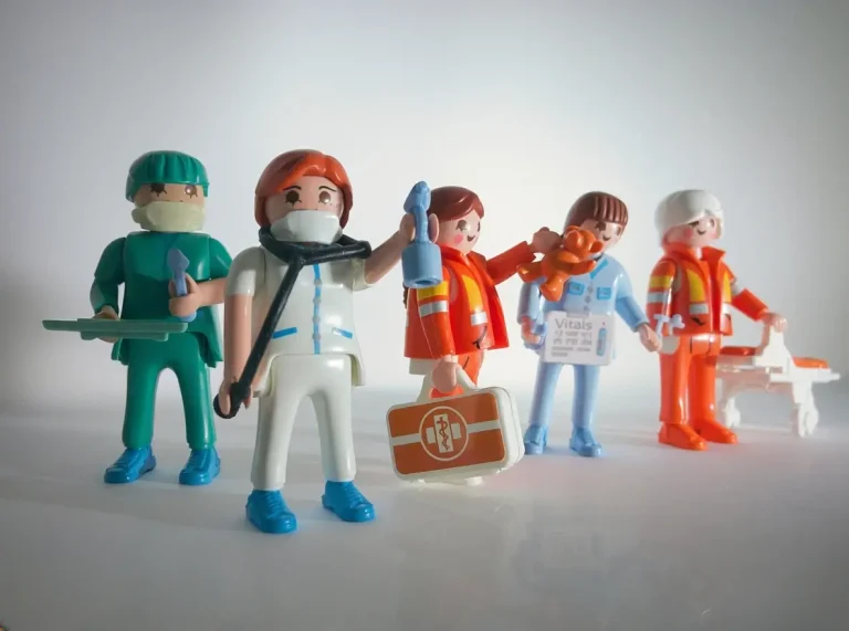 HCP recruiting for usability tests: figures representing healthcare roles