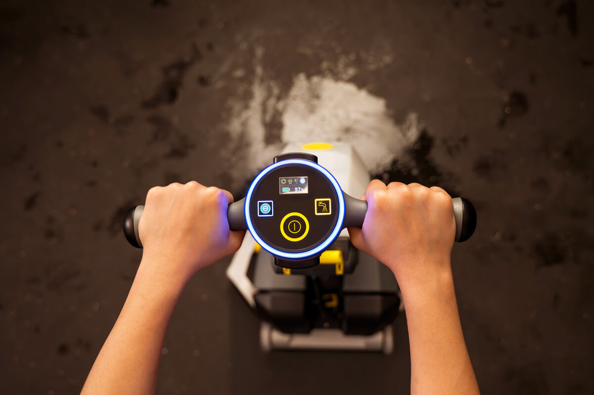 Hands on the handle and control panel of the K-Mop 46 Bp